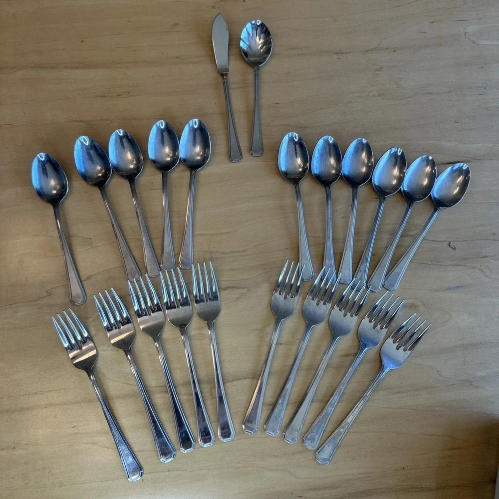 23 Pieces Supreme By Towle 'Chestnut‎ Hill' Stainless Flatware Made In Japan
